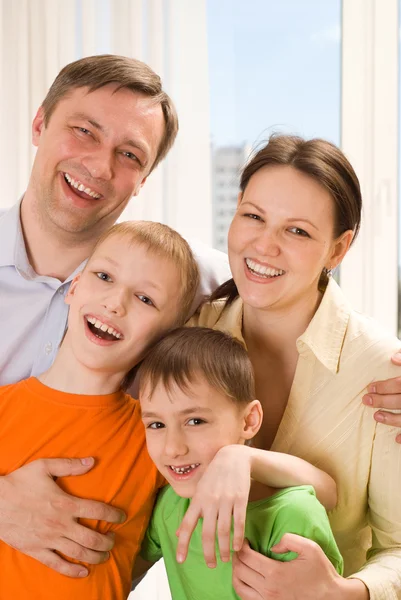 Gelukkige ouders met twee kinderen — Stockfoto