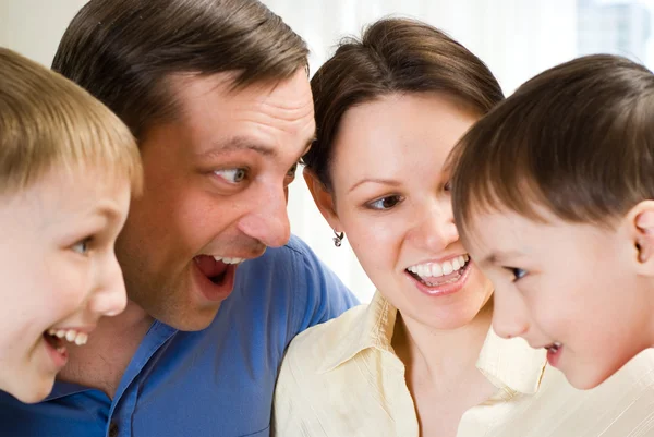 Famiglia felice in camera — Foto Stock