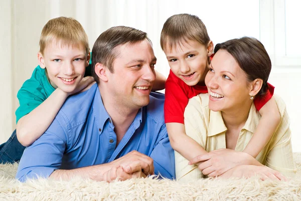 Feliz família no tapete — Fotografia de Stock