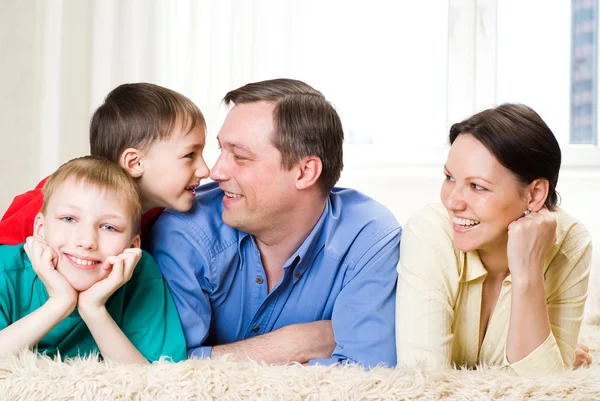 Famiglia felice sul tappeto — Foto Stock