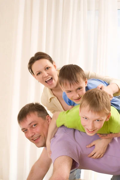 Porträtt av en lycklig familj — Stockfoto