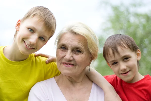 Mormor med två barnbarn — Stockfoto