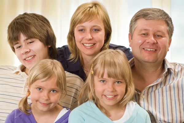 Портрет счастливой семьи из пяти человек — стоковое фото