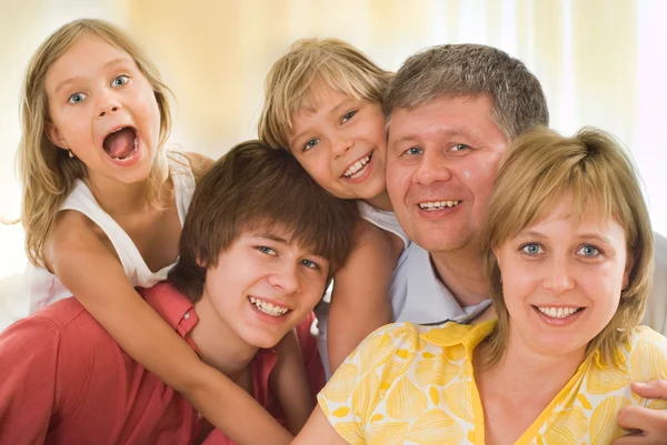 Семья из пяти человек — стоковое фото