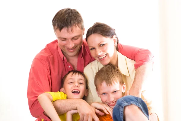 Счастливые родители со своими детьми — стоковое фото