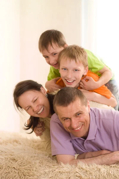 Genitori felici con i loro figli — Foto Stock