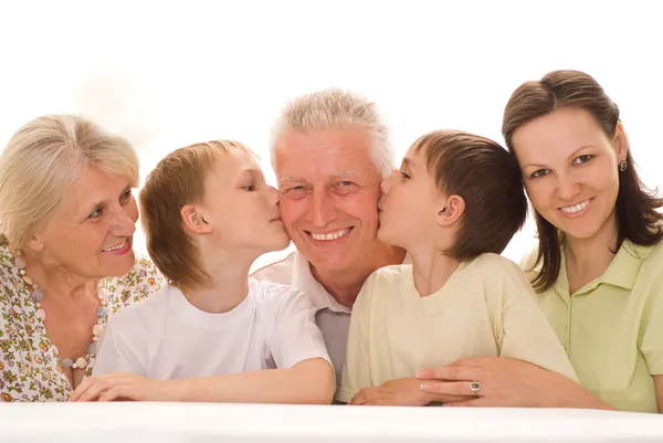 Porträtt av en lycklig familj på fem — Stockfoto
