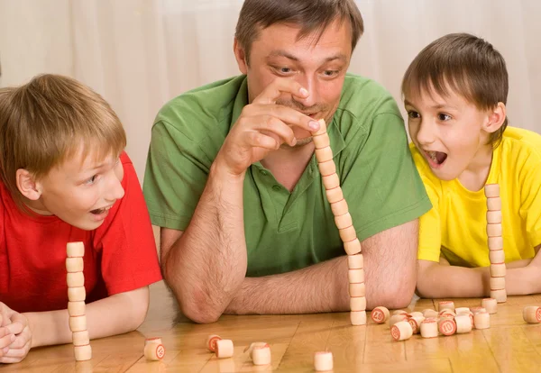 Padre con bambini che giocano — Foto Stock