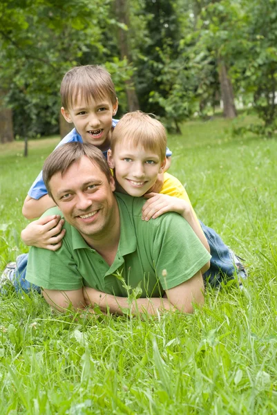 Vader met jonge kinderen — Stockfoto