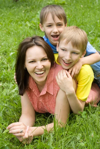 Szczęśliwy chłopców z mamą — Zdjęcie stockowe
