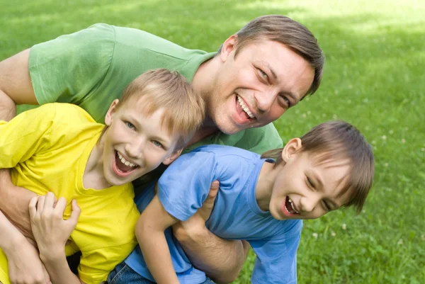 Papa speelt met jonge kinderen — Stockfoto