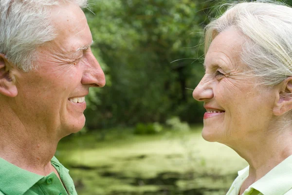 Elderly couple in a summer park — Stock Photo, Image
