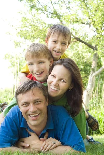Gelukkige jongens met familie — Stockfoto