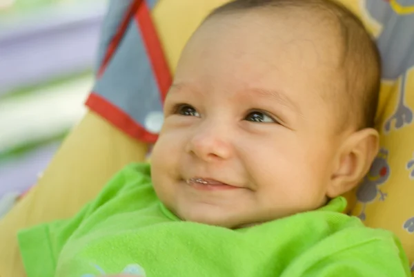 Щаслива новонароджена дитина бреше — стокове фото