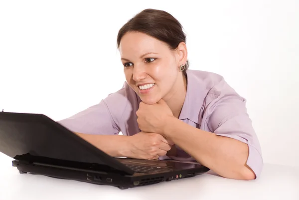 Mulher bonita por trás laptop — Fotografia de Stock