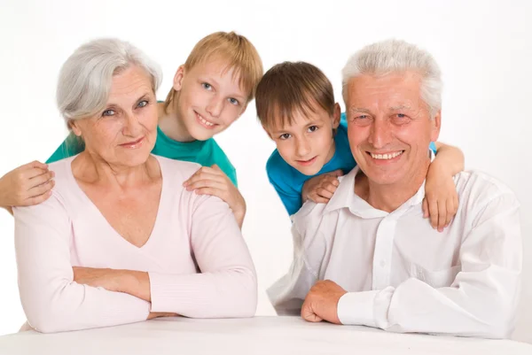 Счастливые бабушка и дедушка с внуками — стоковое фото