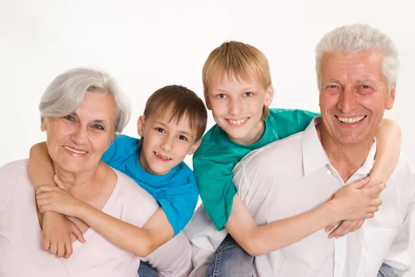 Glada leende morföräldrar med sina barnbarn — Stockfoto