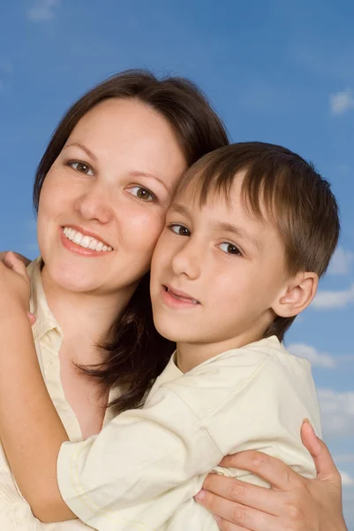 Glad kvinna kvinna med son — Stockfoto