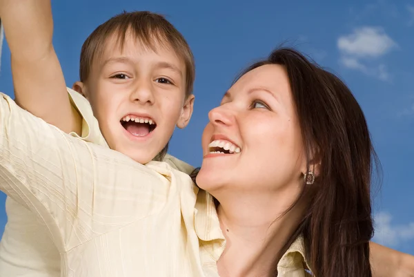 Glad kvinna med son — Stockfoto