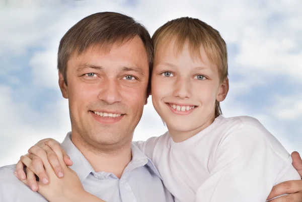 Vater und Sohn auf einem weißen — Stockfoto