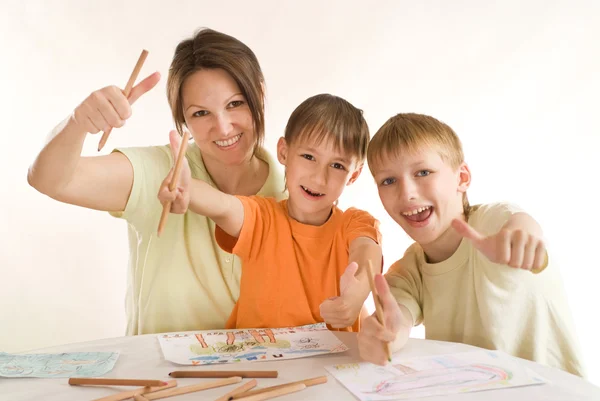 Jovem mãe desenha com seus filhos — Fotografia de Stock