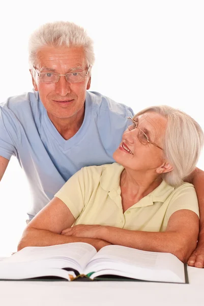 Äldre par tillsammans på en vit — Stockfoto