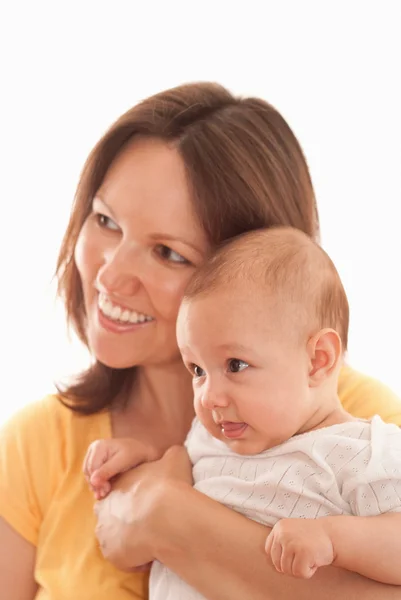 Мати в жовтому тримає новонародженого — стокове фото