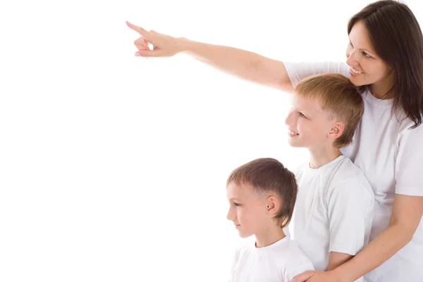 Schöne junge Mutter steht mit ihren Söhnen — Stockfoto