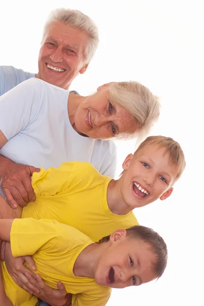 Lächelnde Großeltern mit Enkeln — Stockfoto