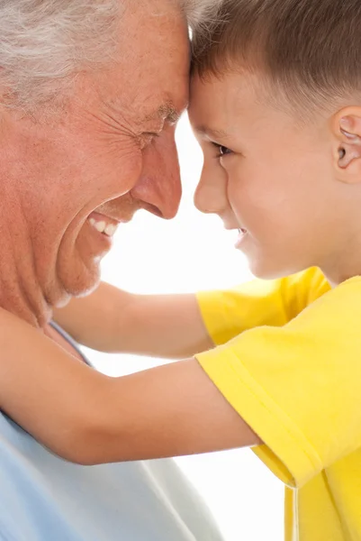 Счастливый дедушка со своим внуком — стоковое фото