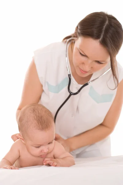 Bella medico esaminando neonato — Foto Stock