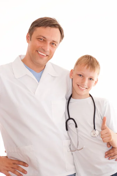 Pojken i en läkare — Stockfoto