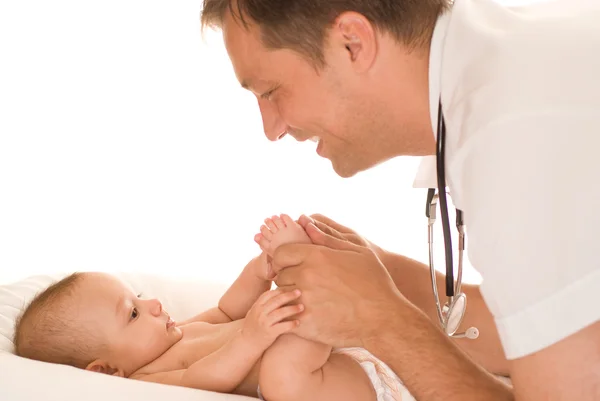 Médecin examinant le nouveau-né — Photo