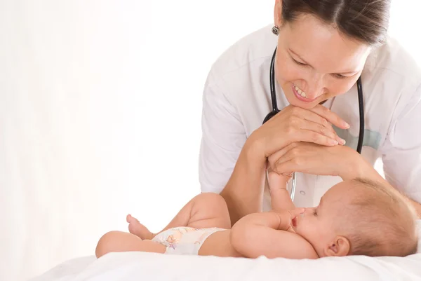 Медсестра с новорожденным — стоковое фото