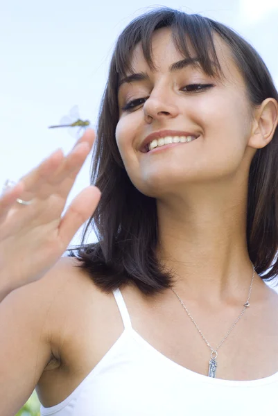 Chica sonriente con una libélula —  Fotos de Stock