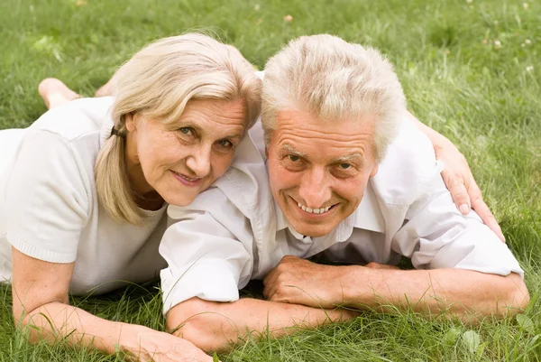 Old couple in a park — Stock Photo, Image
