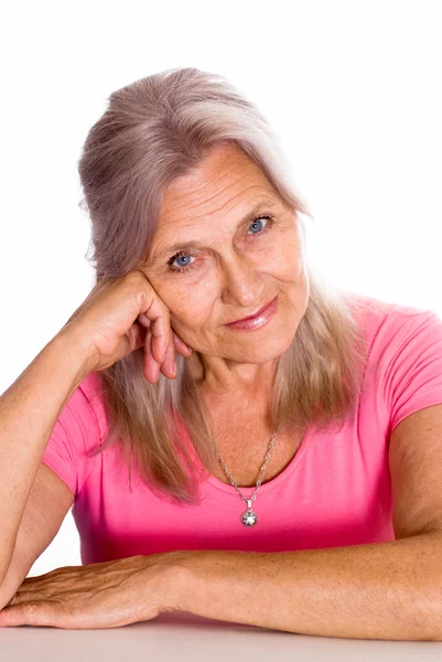 Συμπαθητική ηλικιωμένη γυναίκα σε ροζ χρώμα — Φωτογραφία Αρχείου