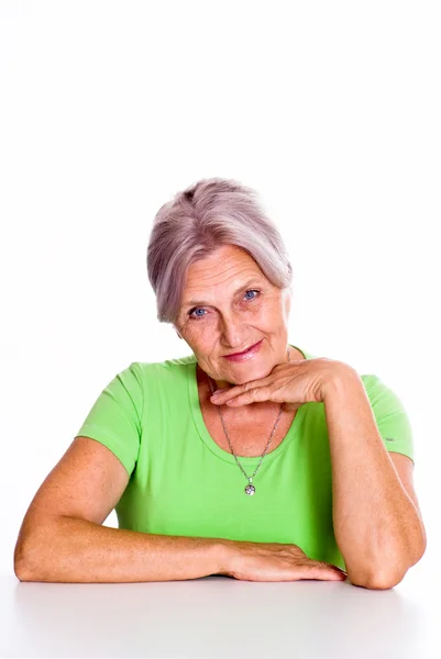 Пожилая женщина в зеленом — стоковое фото