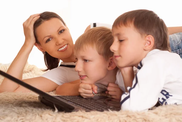 Mãe com seus filhos está no tapete — Fotografia de Stock