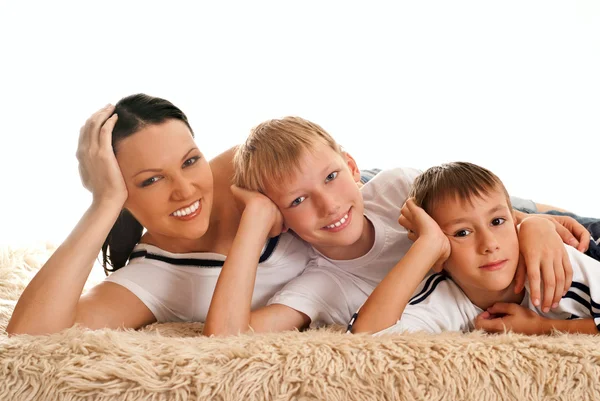 Молода мама з двома дітьми — стокове фото