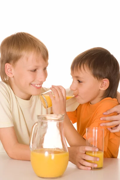Dos hermanos beben jugo —  Fotos de Stock