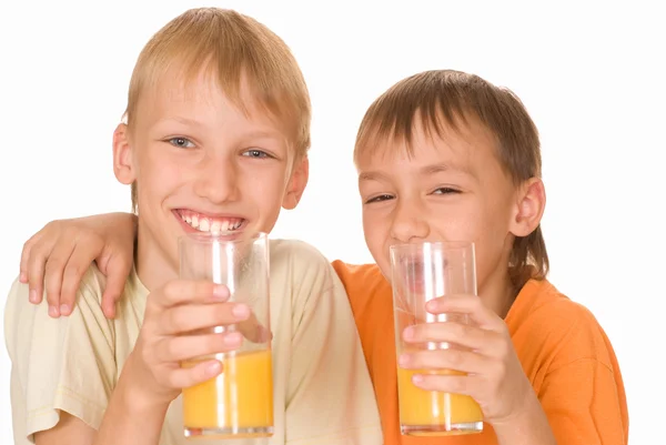Due fratelli bevono succo — Foto Stock