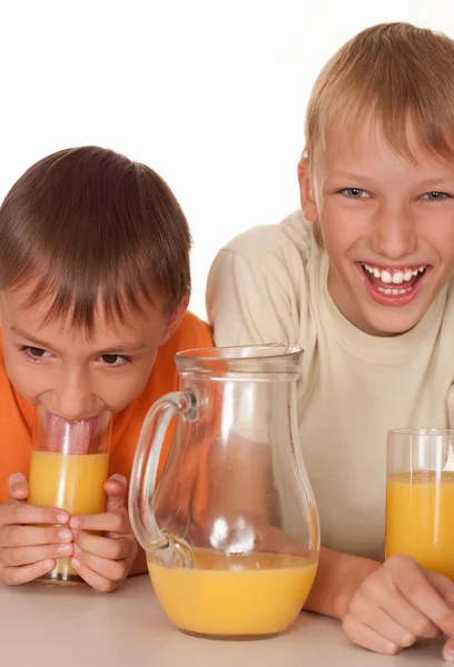 Due fratelli felici bevono succo — Foto Stock