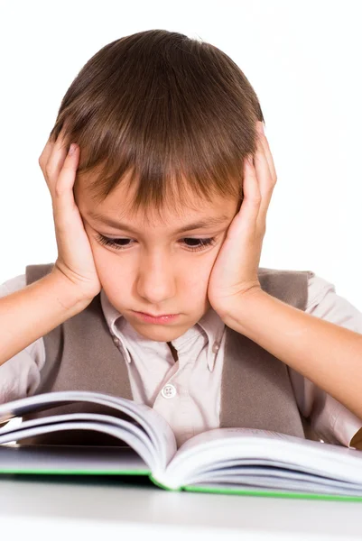 Knappe jongen lezen — Stockfoto