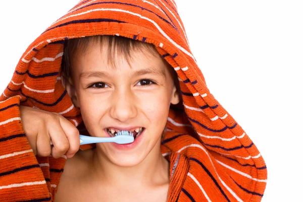Красивий хлопчик чистить зуби — стокове фото