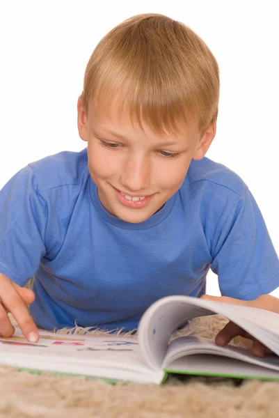 Hansome pojke läser på en vit — Stockfoto