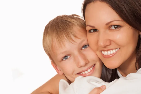 Bonita mamá sosteniendo a su hijo sonriente —  Fotos de Stock