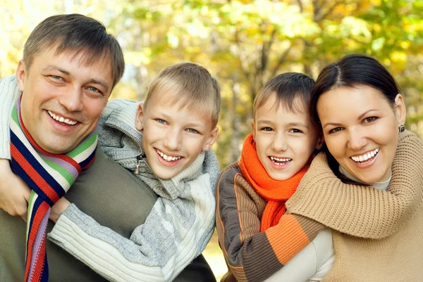 Portret szczęśliwej czteroosobowej rodziny — Zdjęcie stockowe
