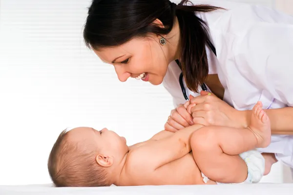 Schöner Arzt mit Neugeborenem — Stockfoto