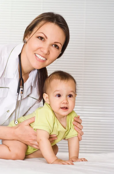 赤ちゃんと美しいドクター — ストック写真